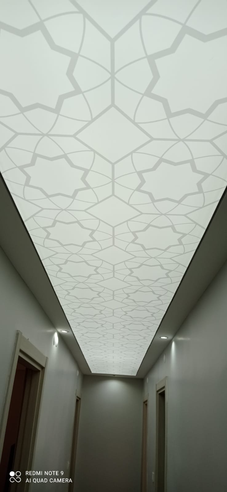 Geometrik Desenli Işıklı Tavan